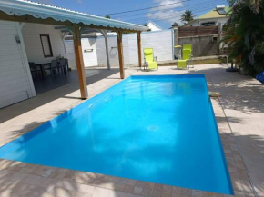 Une villa avec piscine privée
